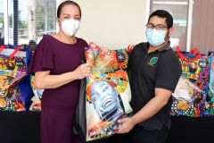 Estudiantes de la UTP reciben bolsas navideñas.