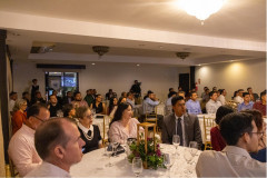 El evento también incluyó un espacio de interacción entre empresarios, autoridades universitarias, docentes, egresados y representantes de diversas instituciones, lo que permitió el intercambio de experiencias, la identificación de intereses comunes y el fortalecimiento de vínculos para el desarrollo de futuras iniciativas de cooperación entre la Universidad y el sector productivo.