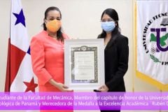 Estudiante Lissette De León, recibe certificado de reconocimiento, por la UTP.