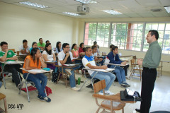 Estudiantes reciben clases