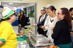 Embajadores junto al Rector de la UTP hicieron un recorrido por la Feria Gastronómica.