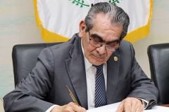 El Rector, Ing. Héctor M. Montemayor Á., firma el convenio, por parte de la UTP.