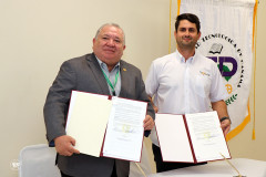 El Dr. Omar Aizpurúa, rector de la UTP y por NSolar, el Ing. Juan Navarro.