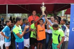 La Vicerrectora de Vida Universitaria junto a los ex seleccionados de fútbol de Panamá, Felipe Baloy y Blas Pérez, entregaron el trofeo a los ganadores.