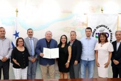 El rector, Dr. Omar Aizpurúa junto a la delegación de DIPLAN y DITIC y la Vicerrectora Académica, Dra. Ángela Laguna.