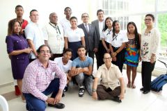 Estudiantes y docentes involucrados en el proyecto Taller Creativo Juvenil posan junto al Rector de la UTP Ing. Héctor M. Montemayor A., durante la clusura del mismo.