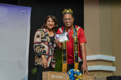 Dra. Ángela Laguna junto al Rey Papá.