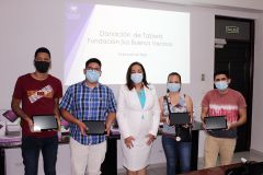 La Ing. Vivian Valenzuela, Vicerrectora de Vida Universitaria junto a estudiantes que recibieron sus tablets.