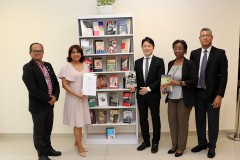La Dra. Ángela Laguna junto al embajador de Japón en Panamá, S. E. Hideo Fukushima y otras autoridades universitarias.