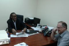Dr. Brisett y el Dr. Abdoulaye Diallo, de la Facultad Ciencias y Tecnología.