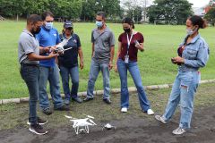 Durante el Taller Demostrativo los participantes ensayaron vuelos de drones.