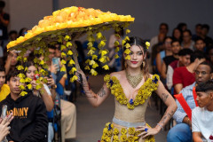 Jóvenes de la UTP confeccionan vestidos con material reciclado e inspirado en obras literarias 