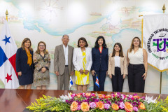 Vista de cortesía de la embajadora de Costa Rica en Panamá, S. E.  Bernandina Vargas García a la UTP
