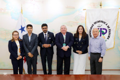 Delegaciones de la UTP y de la embajada india.
