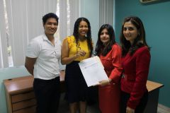 La Ing. Jennifer Salazar y el Dr. Julio Barba, del Proyecto “My Helper Express”, recibieron las llaves de su nuevo espacio.