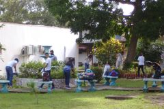 Estudiantes en labores de reforestación y limpieza.