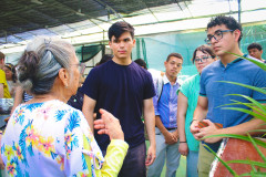 Dra Anet Herrera explicando proyectos a estudiantes internacionales 