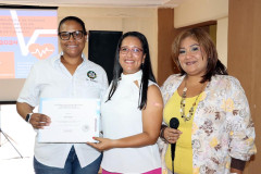 Entrega de certificado de agradecimiento