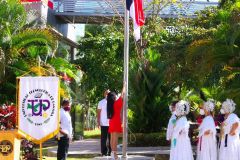 La estudiante Luz Hoz, miembro del Capítulo de Honor de la UTP, izó la Bandera.