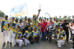 Equipo del Centro Regional de Colón con el trofeo de campeones.