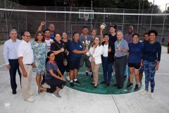 El equipo de Deportes recibiendo el trofeo de campeón.