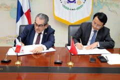 El Ing. Héctor Montemayor, Rector de la UTP y el Vicerrector de CSU, Chen Chunyan, firman el acuerdo.