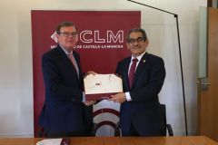 Dr. Miguel Ángel Collado, Rector de la Universidad Castilla-La Mancha y el Ing. Héctor M.  Montemayor A., Rector de la Universidad Tecnológica de Panamá.