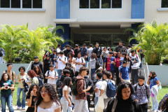 Estudiantes en el Edificio de Estudios Generales.