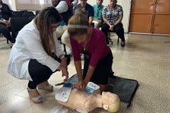 Docentes se capacitan en uso de los Desfibrilador Externo Automático. 