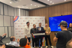 Alfonso Rangel, estudiante de la Facultad de Ciencia y Tecnología, carrera de Comunicación Ejecutiva Bilingüe, con su proyecto Incubadora 21.