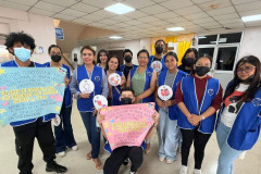 Estudiantes conmemoran el Día de las Buenas Acciones.