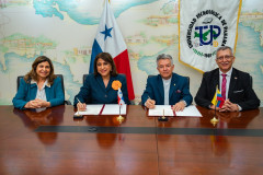 La rectora de la UTP, Dra. Ángela Laguna C. y el rector de la  Universidad Pedagógica y Tecnológica de Colombia (UPTC), firman convenio de cooperación durante el marco de la visita del embajador de Colombia en Panamá, S.E. Fabio Mariño Vargas
