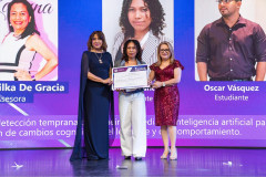  "Sistema de detección temprana de Alzheimer mediante inteligencia artifivial para la identificación de cambios cognitivos, del lenguaje y del comportamiento" de los estudiantes Ruth Bethancourt y Oscar Vásquez, asesorados por la Mgtr. Milka De Gracia, fue condecorada por obtener el primer lugar en la Categoría Investigación en Ciencias de la Salud en la Jornada de Investigación Científica (JIC) UTP 2025.