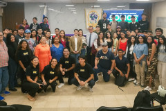 Autoridades, docentes y estudiantes participan de la conferencia en conmemoración del Dia de la Juventud. 