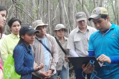 Estudiantes que participan del seminario en practica de campo en Humedales en Punta Chame