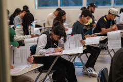Estudiantes realizan la prueba de admisión.