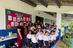 La agrupación Alianza Estudiantil Sección Veraguas, por medio de la Coordinación de Servicio Social Universitario, llevó a cabo la entrega de donaciones a la Escuela de Los Montes de Río de Jesús, el lunes 27 de mayo.