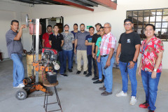Estudiantes de III año de la Licenciatura en Mecánica Industrial del Centro Regional de Veraguas, realizan reparaciones y mantenimiento a maquinaria del Laboratorio de Suelos y Materiales (LASYMA), desde el 12 de abril.