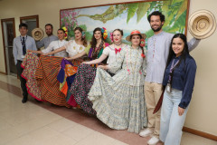Estudiantes de intercambio y miembros de la DRI vestidos con atuendos típicos panameños en un pasillo de la UTP.