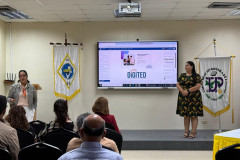 Palabras de apertura por parte de la Ing. Karla Arosemena, directora de Innovación y Tecnología Educativa de la Universidad Tecnológica de Panamá.á.