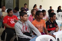 Estudiantes observan  las técnicas y métodos del cibercrimen.