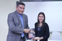 Rector de la UTP, Dr. Oscar Ramírez entrega premio a Karen García por la Excelencia Administrativa 