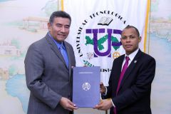 Rector de la UTP, Dr.Oscar Ramírez sostiene convenio con el representante de CSI Caribe