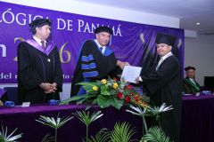 Entrega de diploma al Primer Puesto de Honor, Royer Zamir Caballero.