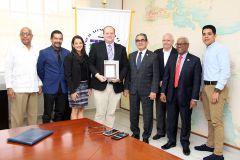 El Rector de la UTP entrega reconocimiento a Nick Kachiroubas, PhD.