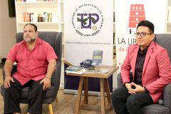 Dionisio Guerra y Héctor Collado, durante la presentación del libro “cuentos Pixelados”.