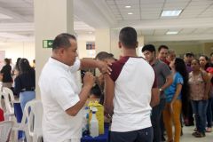 Miembros de la comunidad universitaria fueron vacunados contra la influenza.