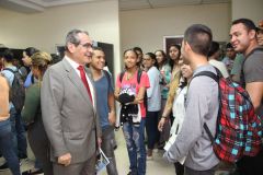 Estudiantes conversan con el Rector, Ing. Héctor Montemayor.