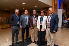 La Dra. Laguna junto a docentes y autoridades de la UTP.