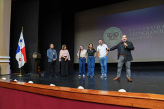 La Dra. Laguna junto al personal del SIU.